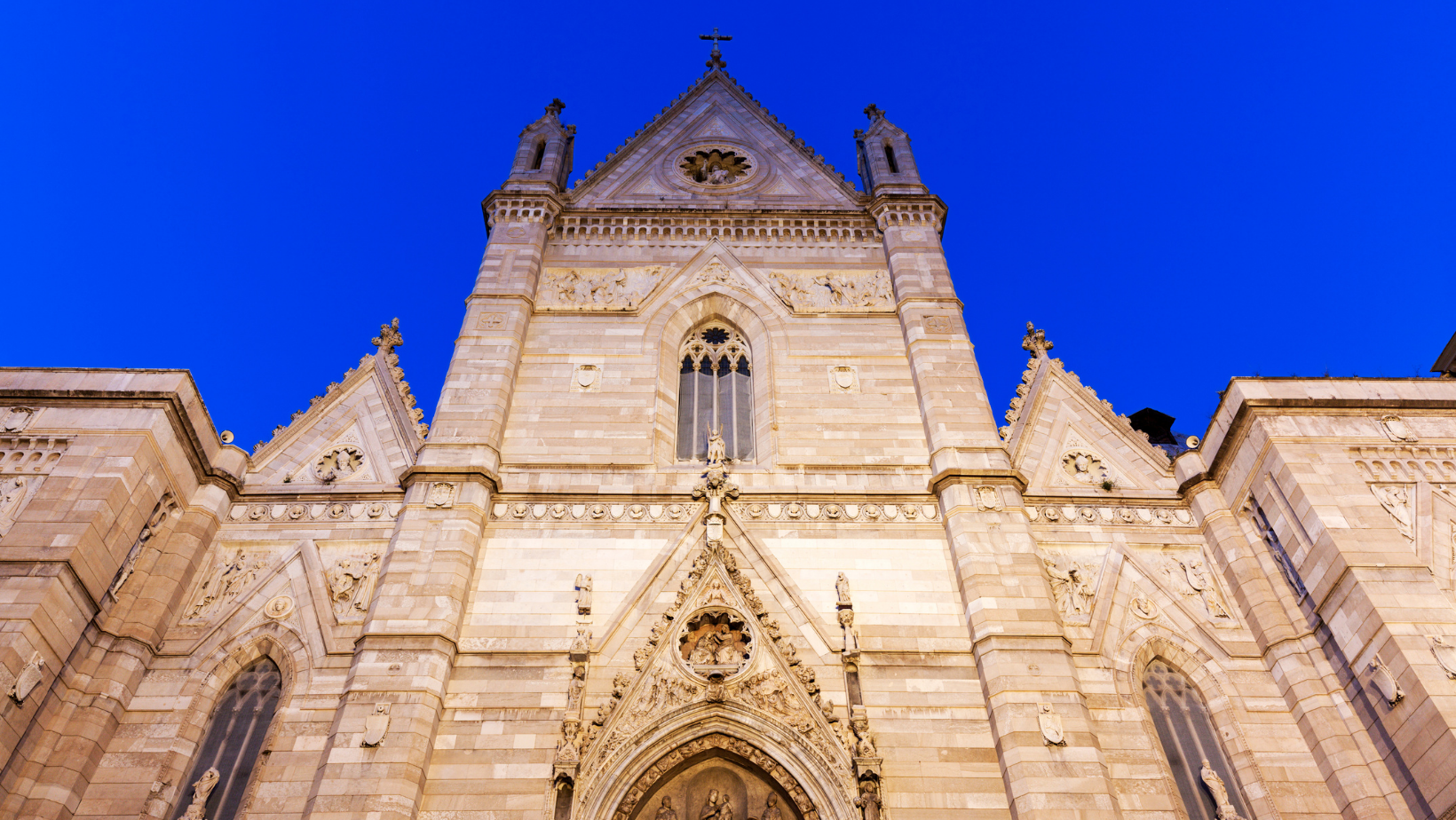 La facciata del Duomo di Napoli, noto anche come cattedrale di Santa Maria Assunta