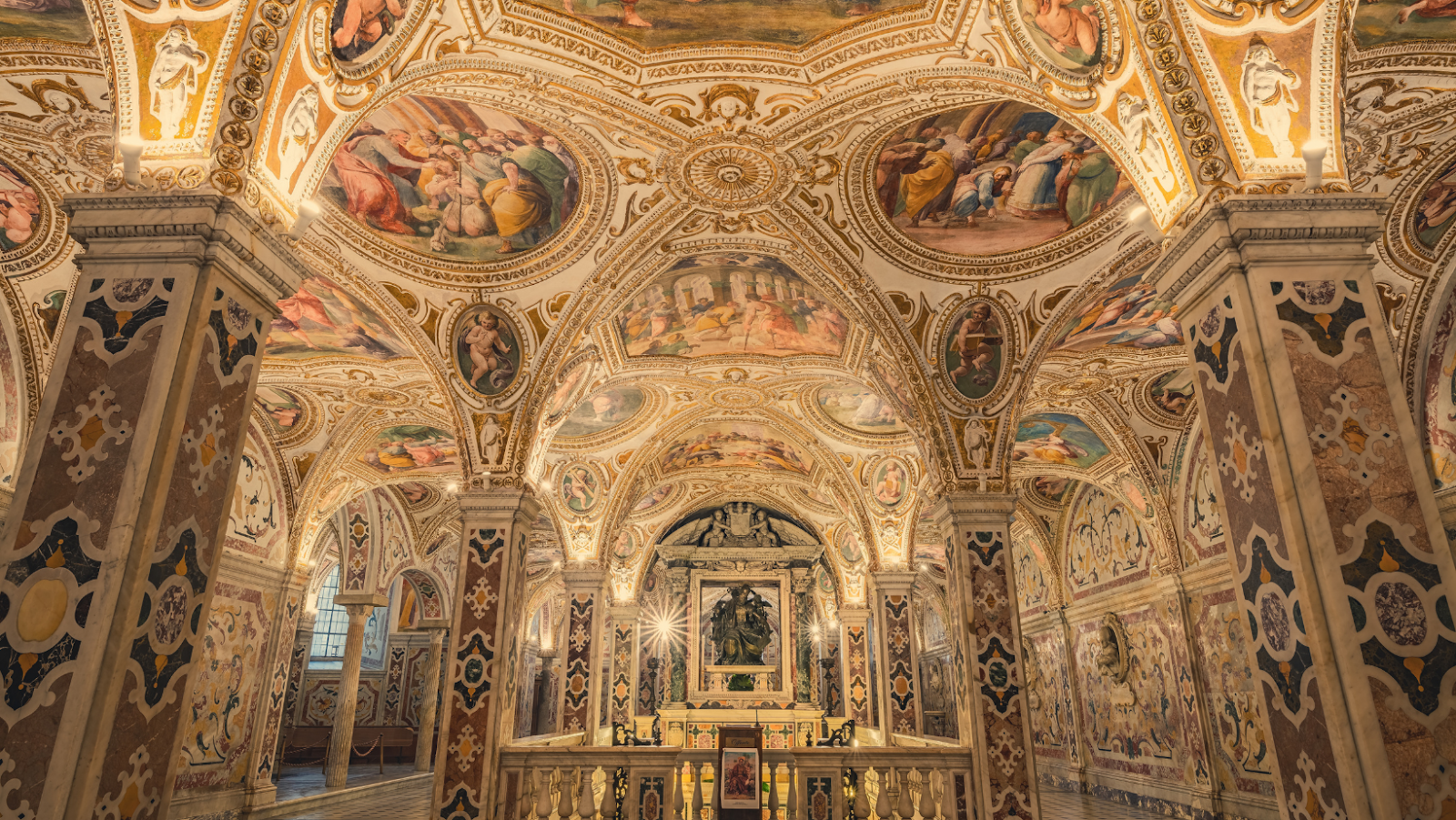 Gli affreschi e i marmi nella cripta del Duomo di Salerno