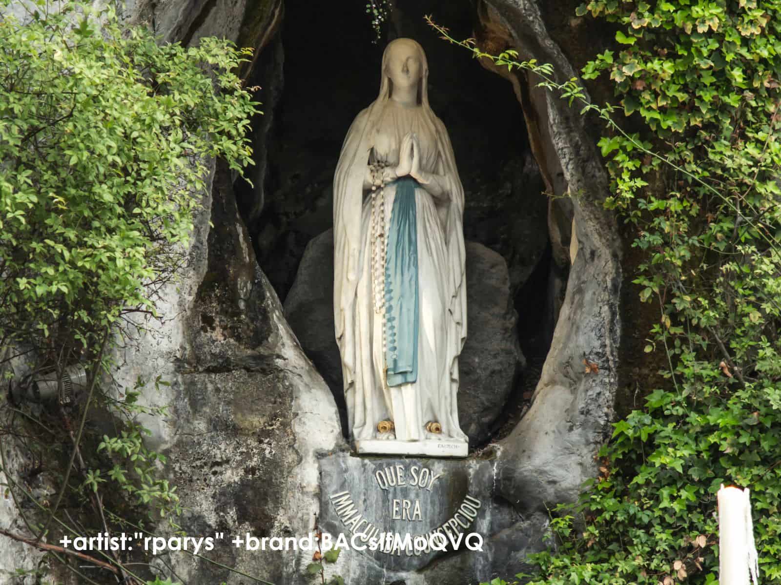 La Grotta dell'Apparizione, o Grotta di Massabielle, a Lourdes