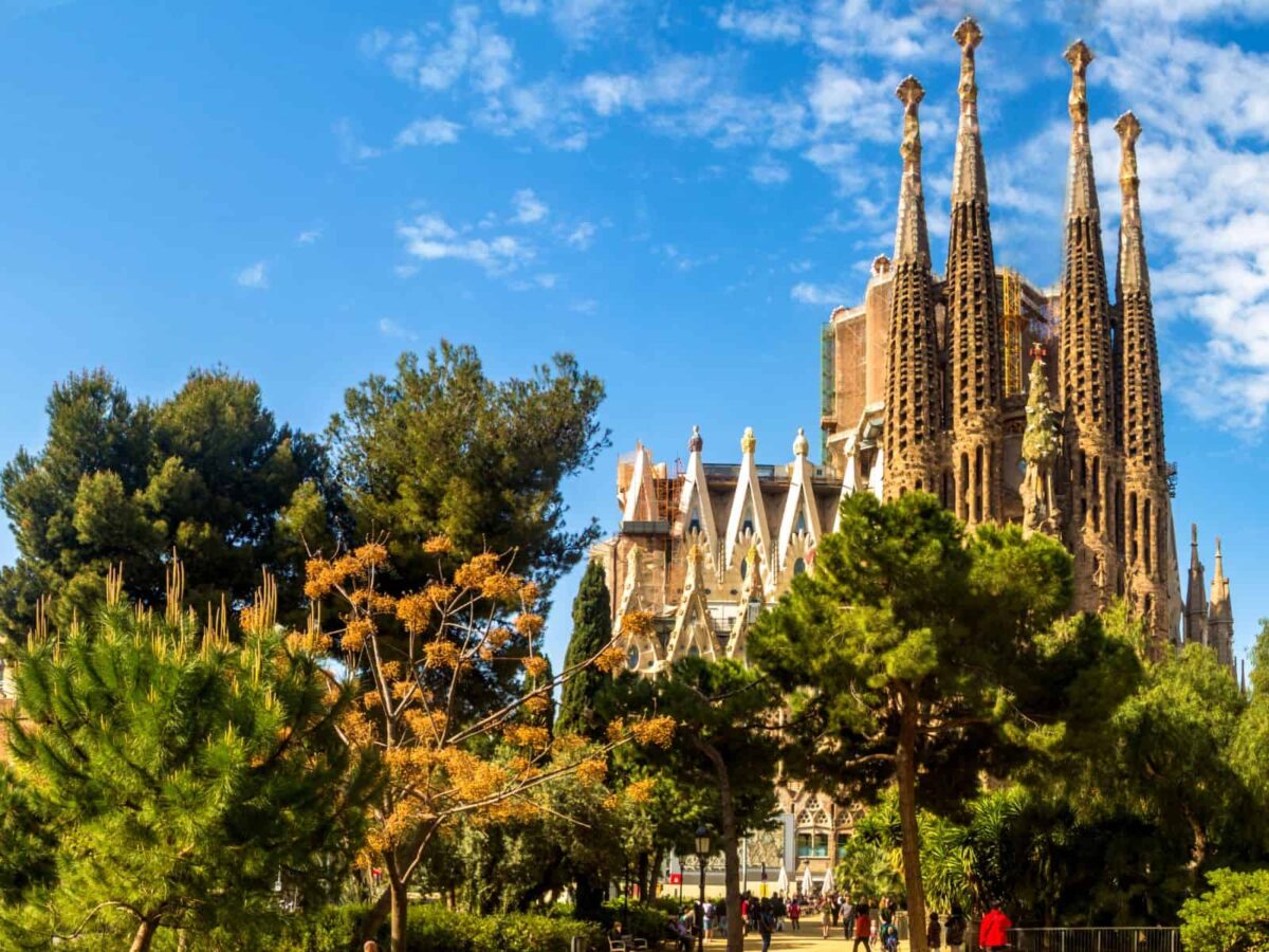 Le guglie della Sagrada Família svettano nel tramonto di Barcellona