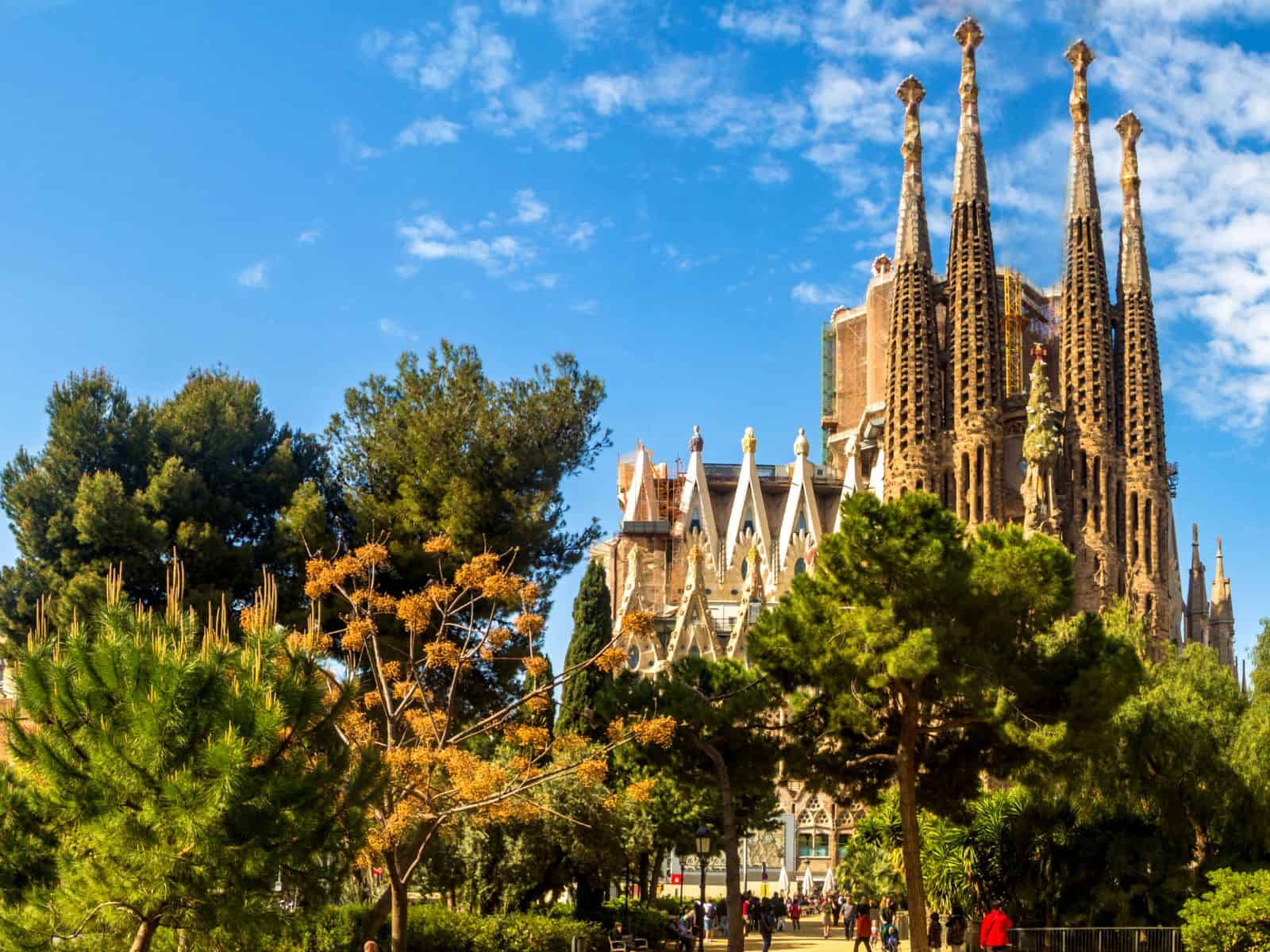 Le guglie della Sagrada Família svettano nel tramonto di Barcellona