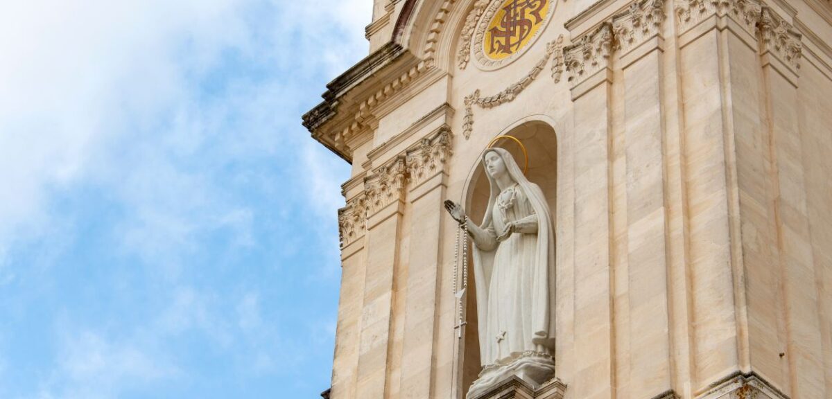 Folla sulla spianata del Santuario di Fátima