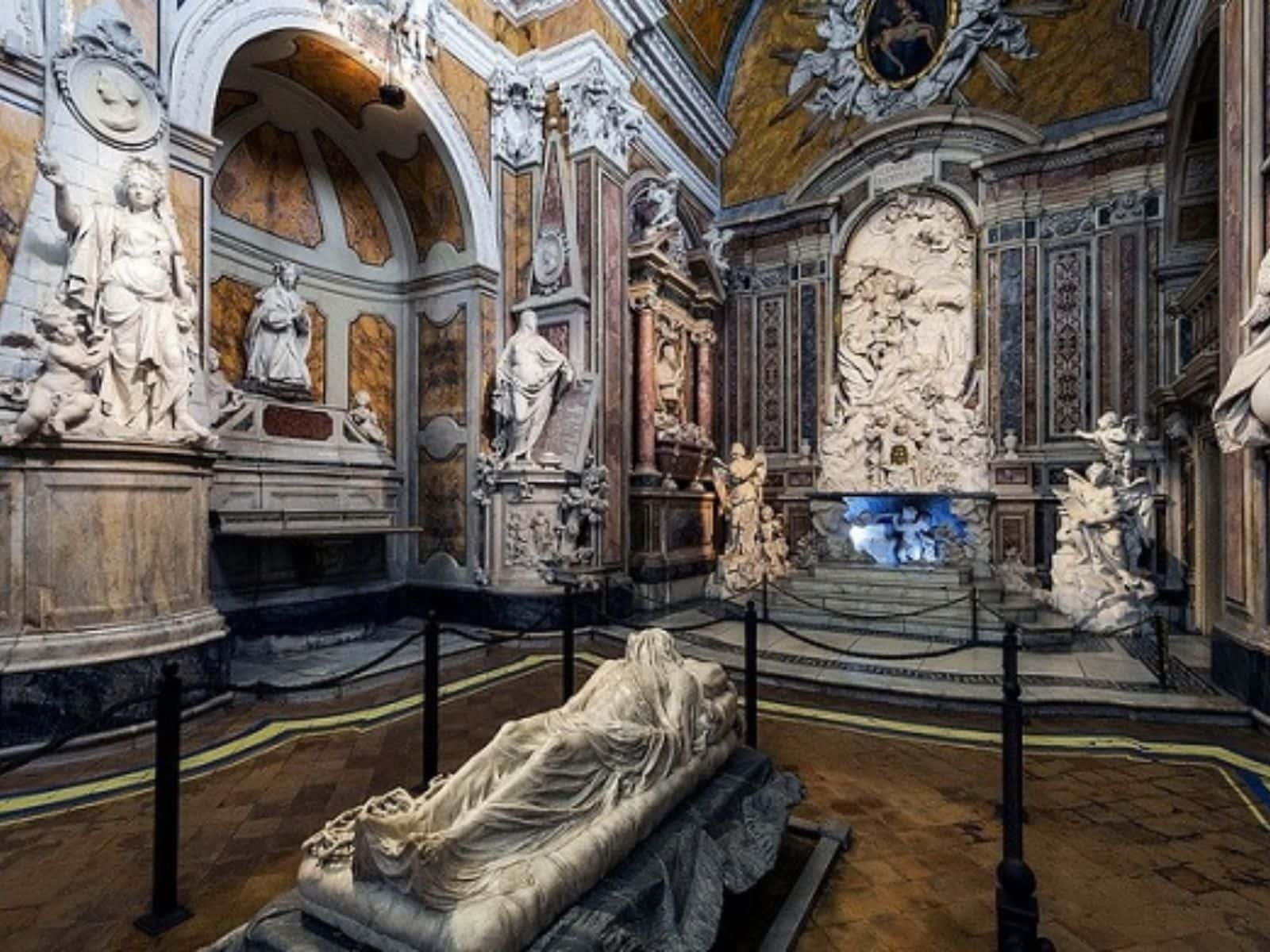 L'interno della Cappella Sansevero, con il Cristo Velato di Giuseppe Sanmartino, al centro, la Pudicizia, a sinistra, e il Disinganno, a destra