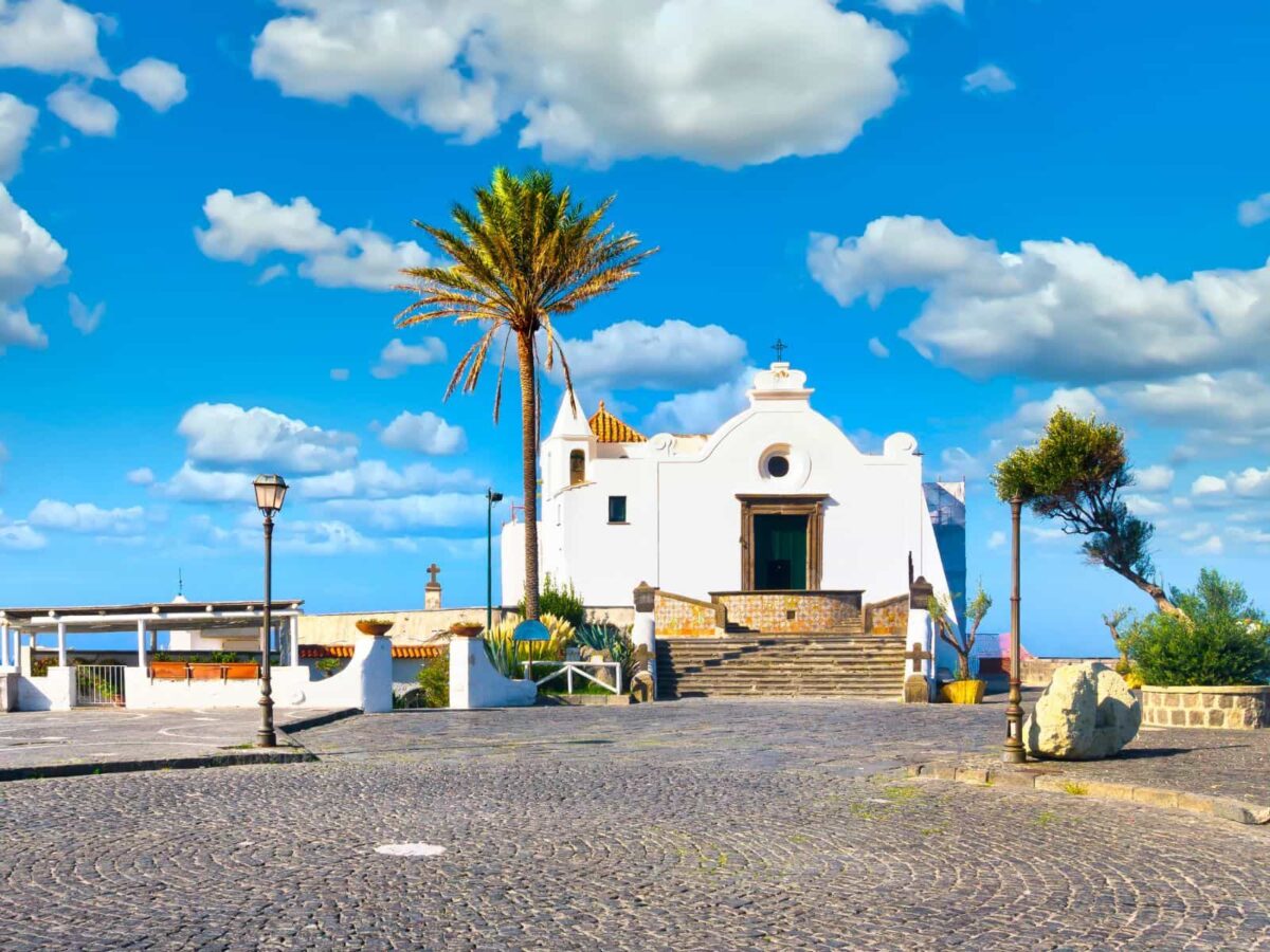 La Chiesa del Soccorso nel comune di Forio, sull'isola di Ischia, dedicata al culto della Madonna della Neve