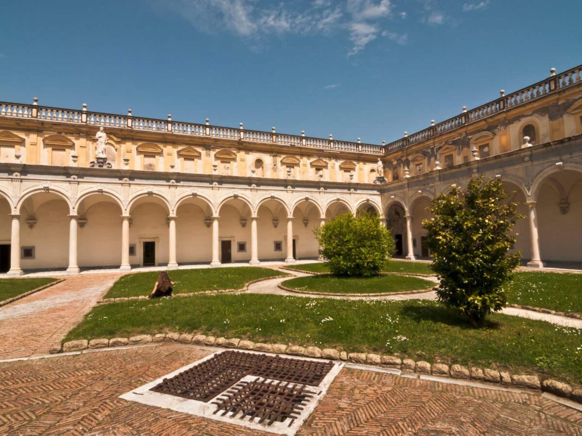 Uno dei chiostri della Certosa di San Martino, sul colle del Vomero, a Napoli
