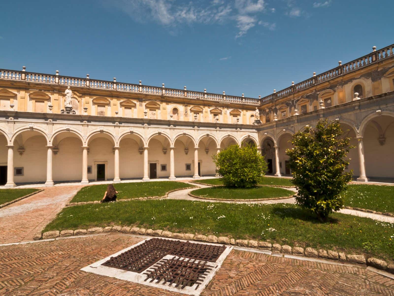 Uno dei chiostri della Certosa di San Martino, sul colle del Vomero, a Napoli