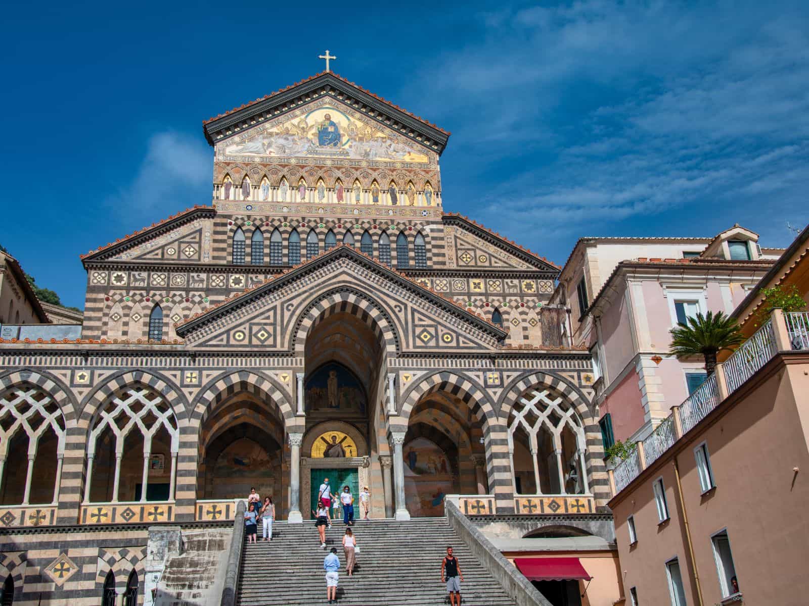 La facciata del Duomo d’Amalfi preceduta dall’iconica scalinata