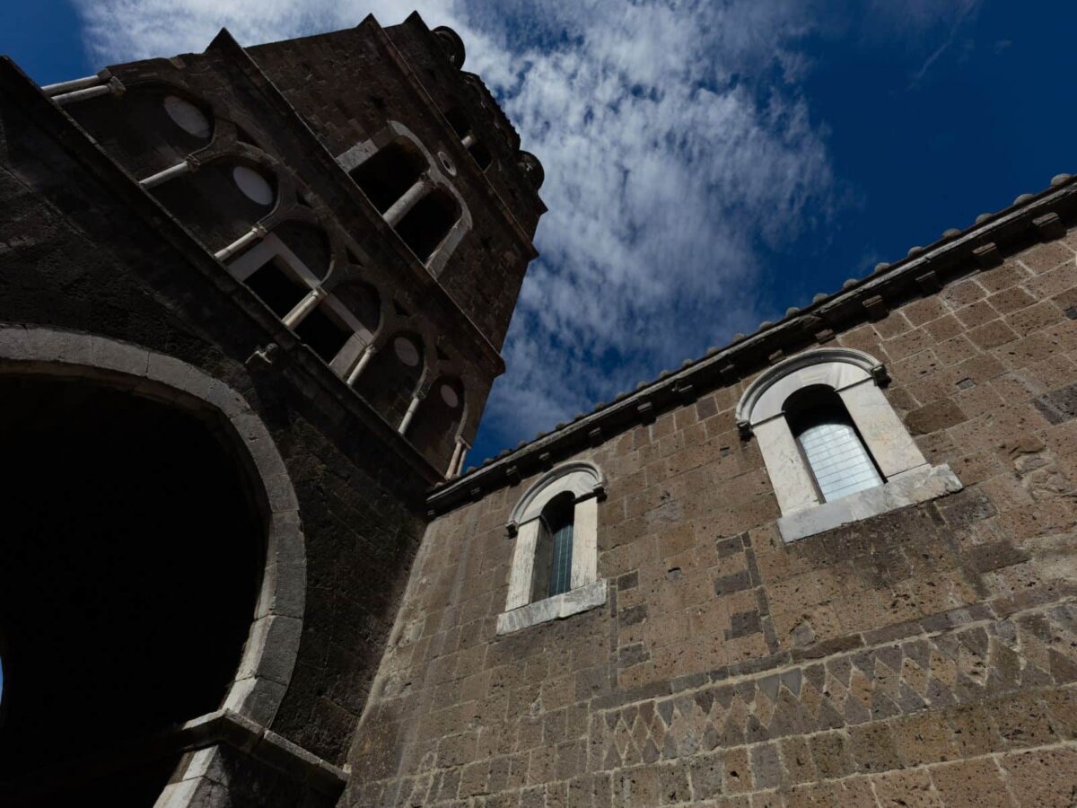 La facciata del Duomo di Casertavecchia, noto anche come Duomo di San Michele Arcangelo