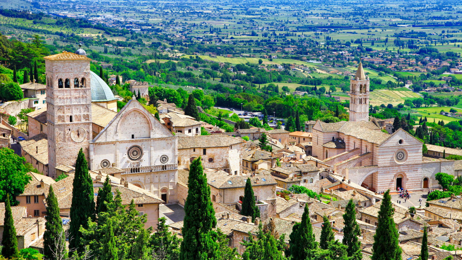 Una veduta di Assisi, con la Cattedrale di San Rufino, a sinistra, e la Basilica di Santa Chiara, a destra
