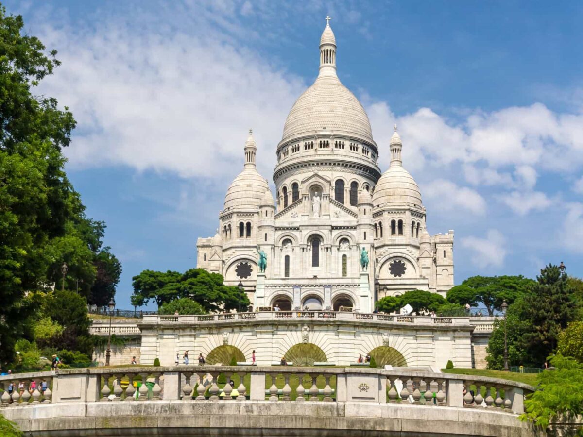 La Basilica del Sacro Cuore vista dal basso della scalinata che sale sulla sommità della collina di Montmartre