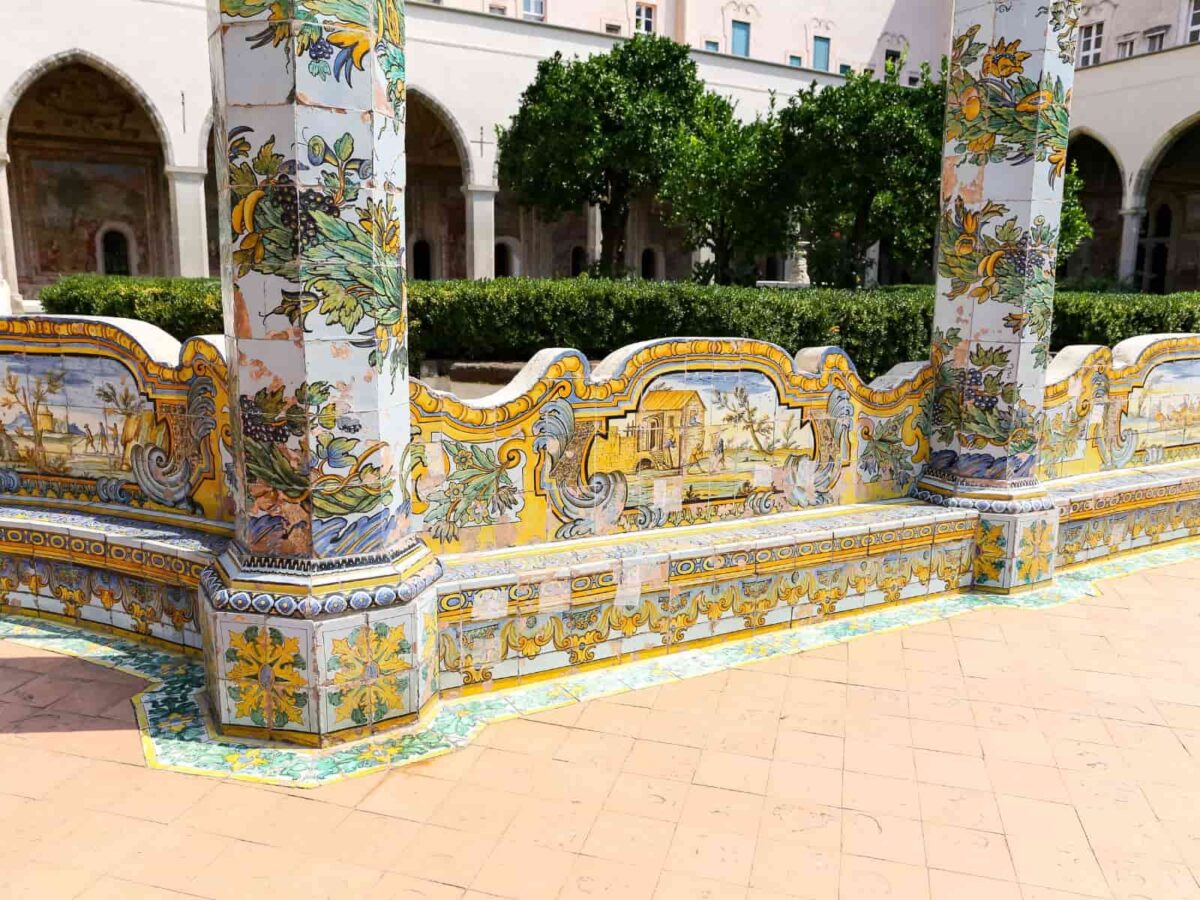 Il chiostro maiolicato del Monastero di Santa Chiara a Napoli