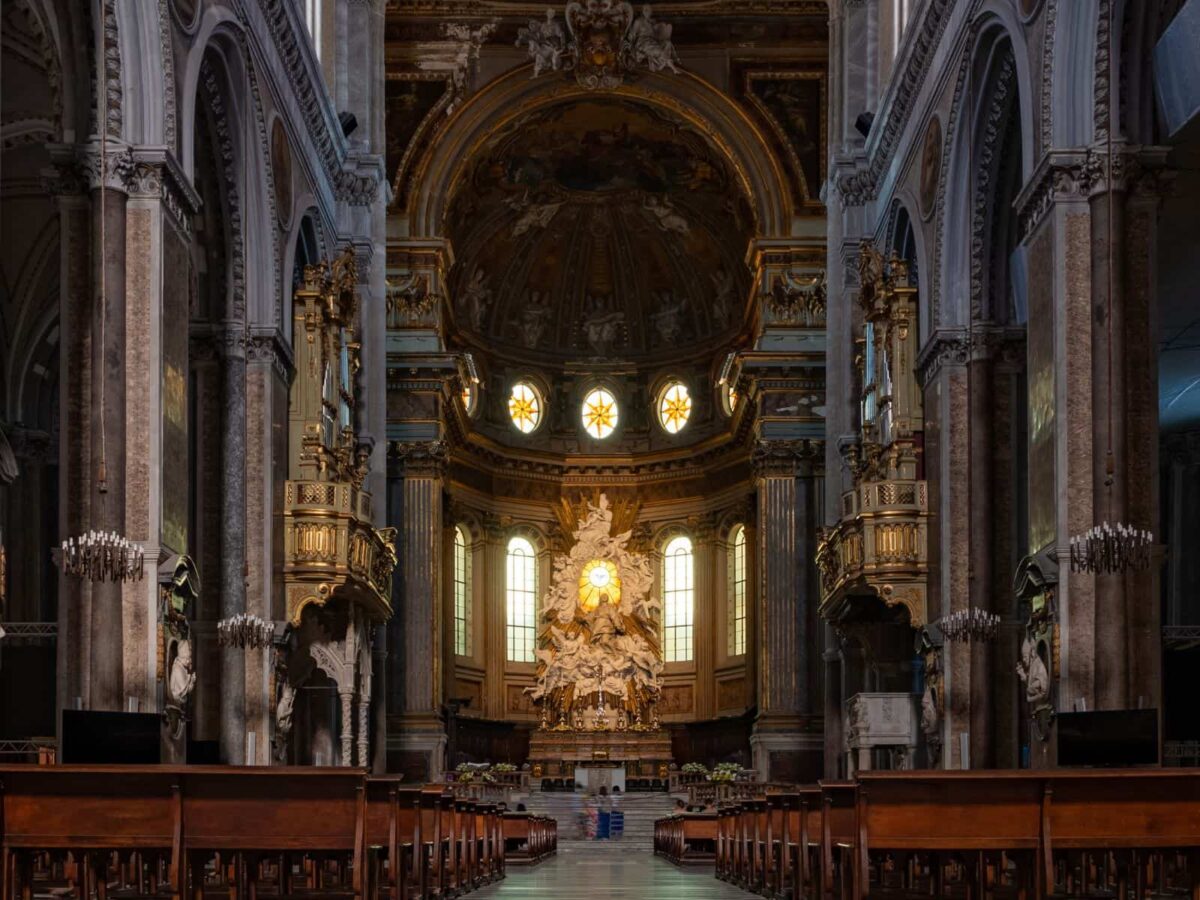 L'altare e l'abside nel Duomo di Napoli dedicato a Santa Maria Assunta