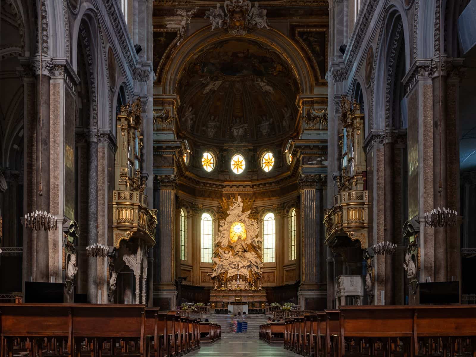 L'altare e l'abside nel Duomo di Napoli dedicato a Santa Maria Assunta