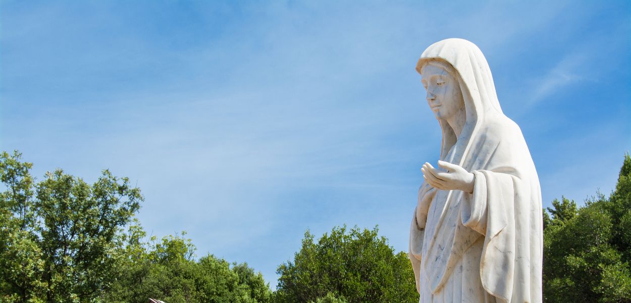 La Chiesa di San Giacomo a Medjugorje, con la statua della Madonna in primo piano