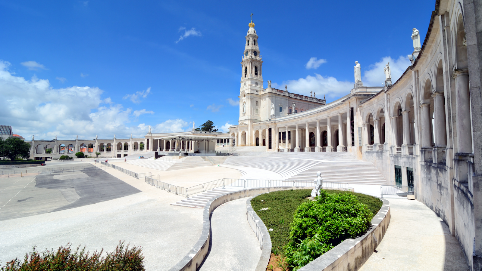 L'esterno del Santuario di Fátima, dedicato al culto della Madonna
