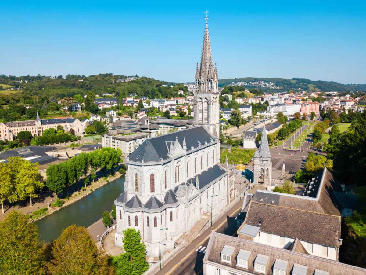 Il Santuario di Lourdes visto dal fiume Gave di Pau