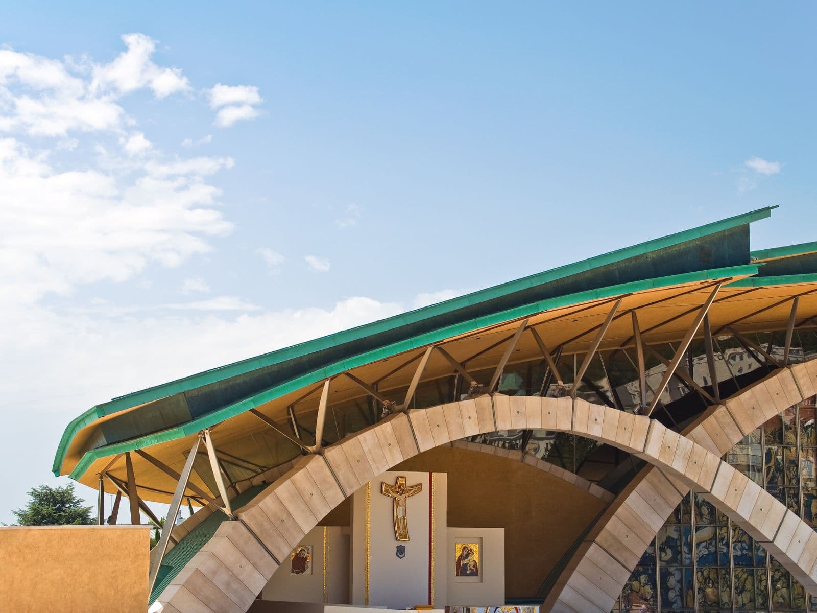 L'interno della chiesa superiore dedicata a Padre Pio, a San Giovanni Rotondo