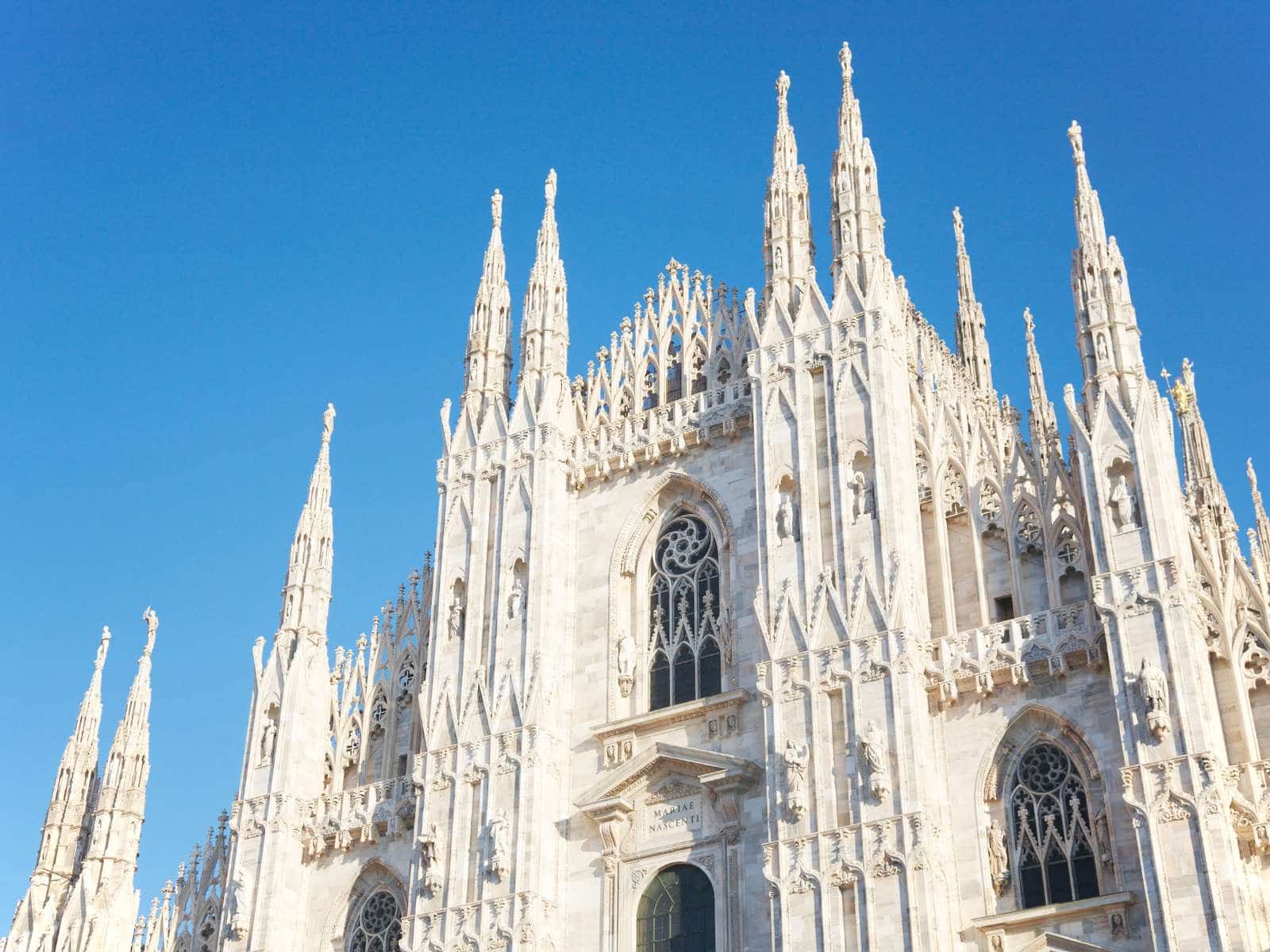 Una veduta suggestiva dell'esterno del Duomo di Milano