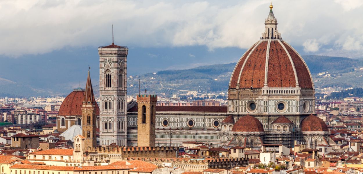 L'imponente Cattedrale di Santa Maria del Fiore spicca fra gli edifici del centro storico di Firenze