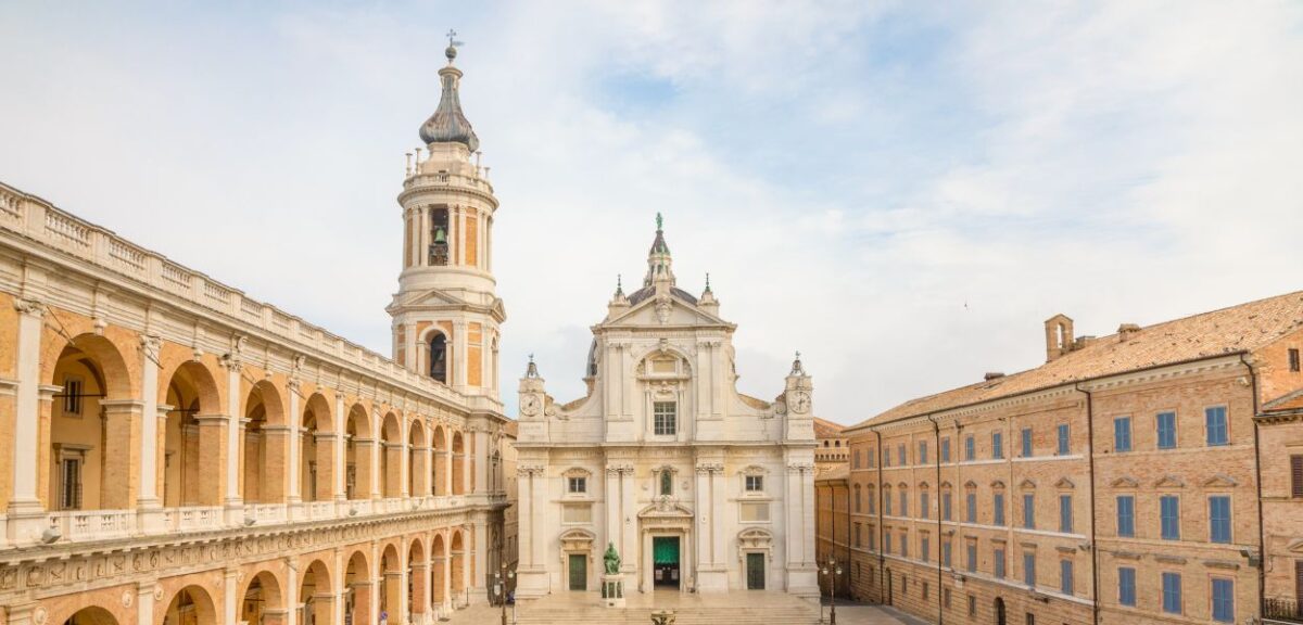 L'esterno della Basilica della Santa Casa, in Piazza della Madonna, nel centro di Loreto