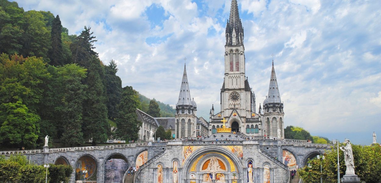 Una veduta esterna del Santuario di Nostra Signora di Lourdes