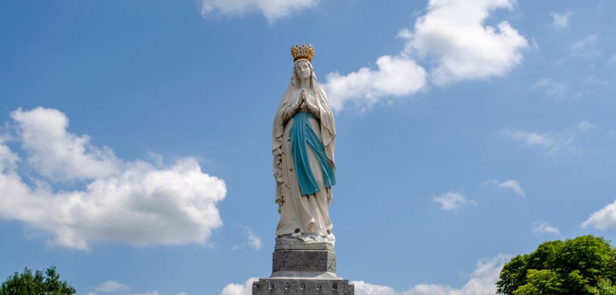 La statua di Nostra Signora di Lourdes, nei pressi dell'omonimo santuario