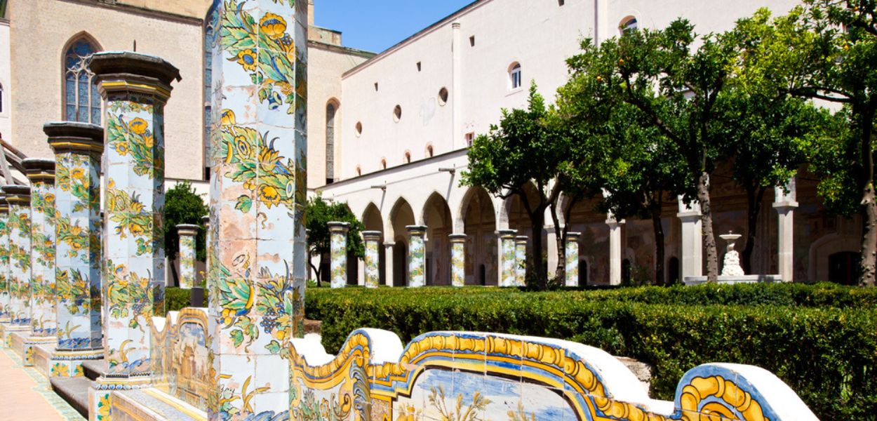 Uno scorcio del chiostro nel Monastero di Santa Chiara, decorato con stupende maioliche