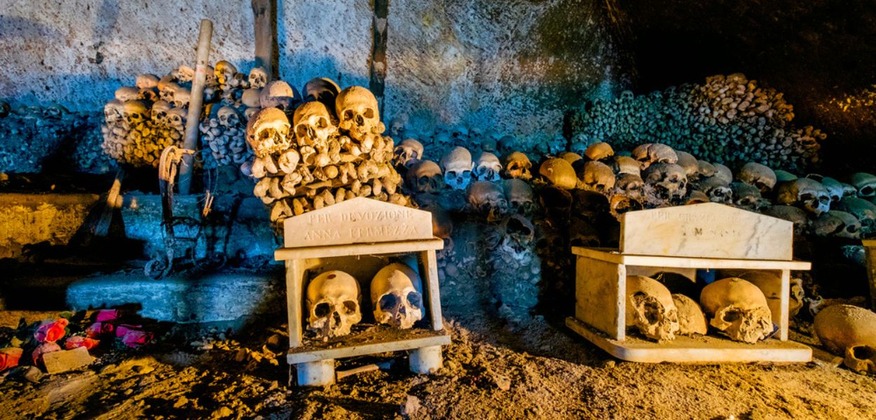I crani, o capuzzelle, nel Cimitero delle Fontanelle di Napoli