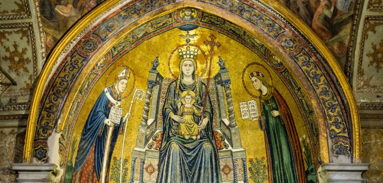 Il mosaico della Madonna col bambino tra San Gennaro e Santa Restituta, nell'abside di una delle cappelle nel Duomo di Napoli