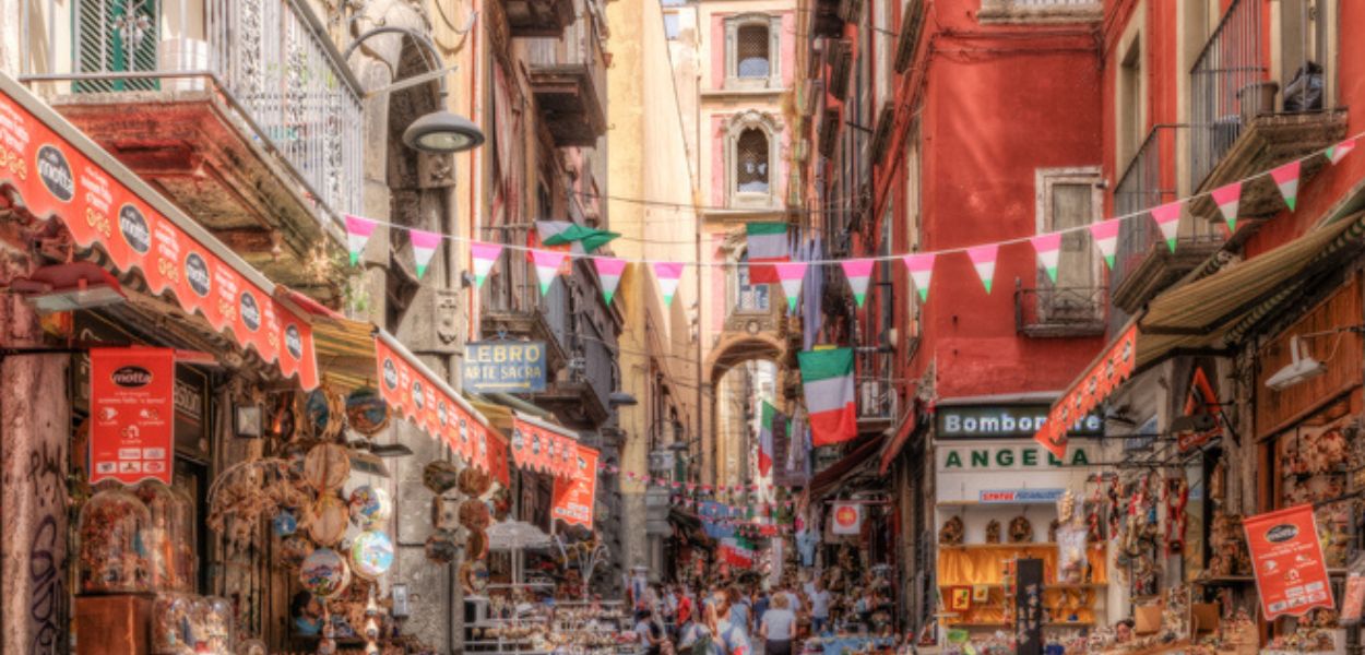 Uno scorcio di San Gregorio Armeno, la via di Napoli con le botteghe artigiane di presepi