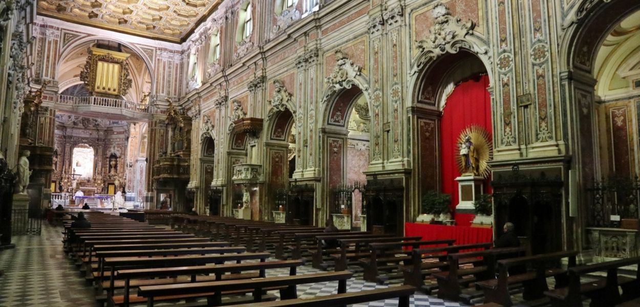 La navata barocca della Basilica del Carmine Maggiore, nel centro storico di Napoli
