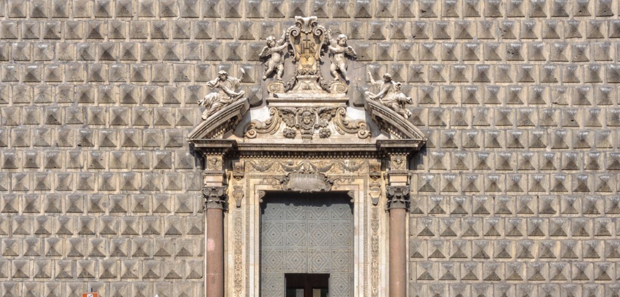 La facciata decorata a bugnato e il portale della Chiesa del Gesù Nuovo di Napoli