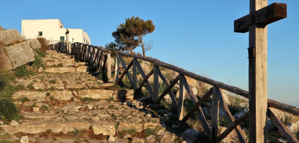 Il sentiero a scalini che conduce alla Chiesa di San Costanzo, nei pressi di Massa Lubrense