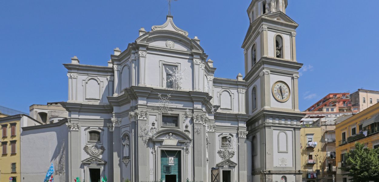 Una veduta dall'esterno della Chiesa di Santa Maria, nel Rione Sanità di Napoli