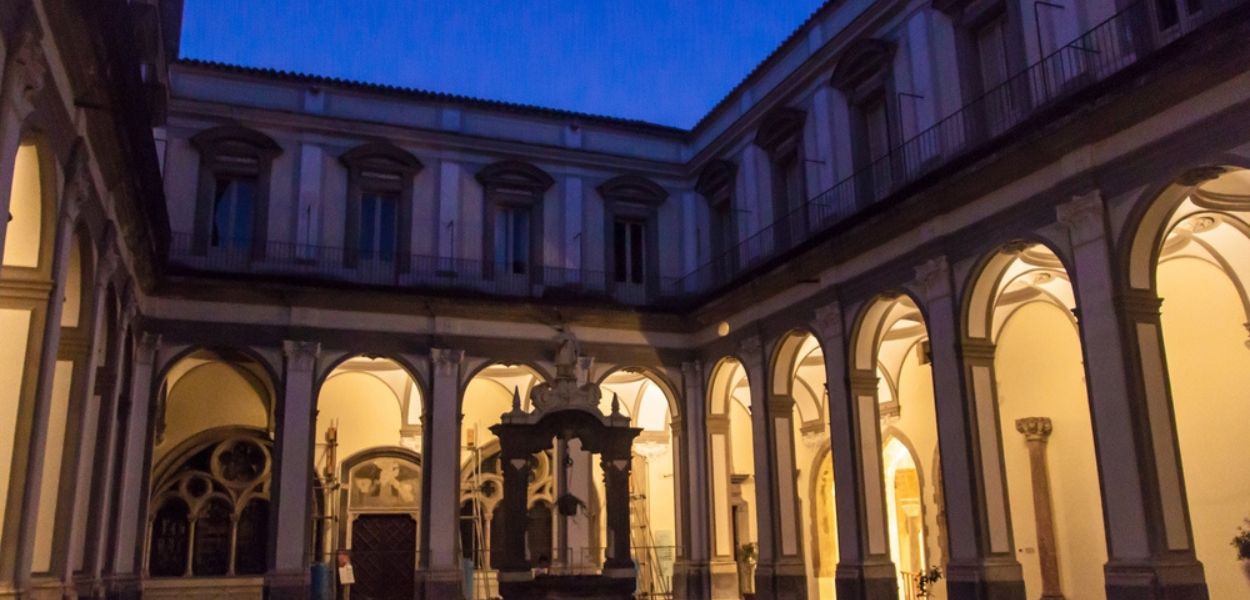 Il chiostro di San Lorenzo Maggiore, accanto all'omonima basilica nel centro storico di Napoli