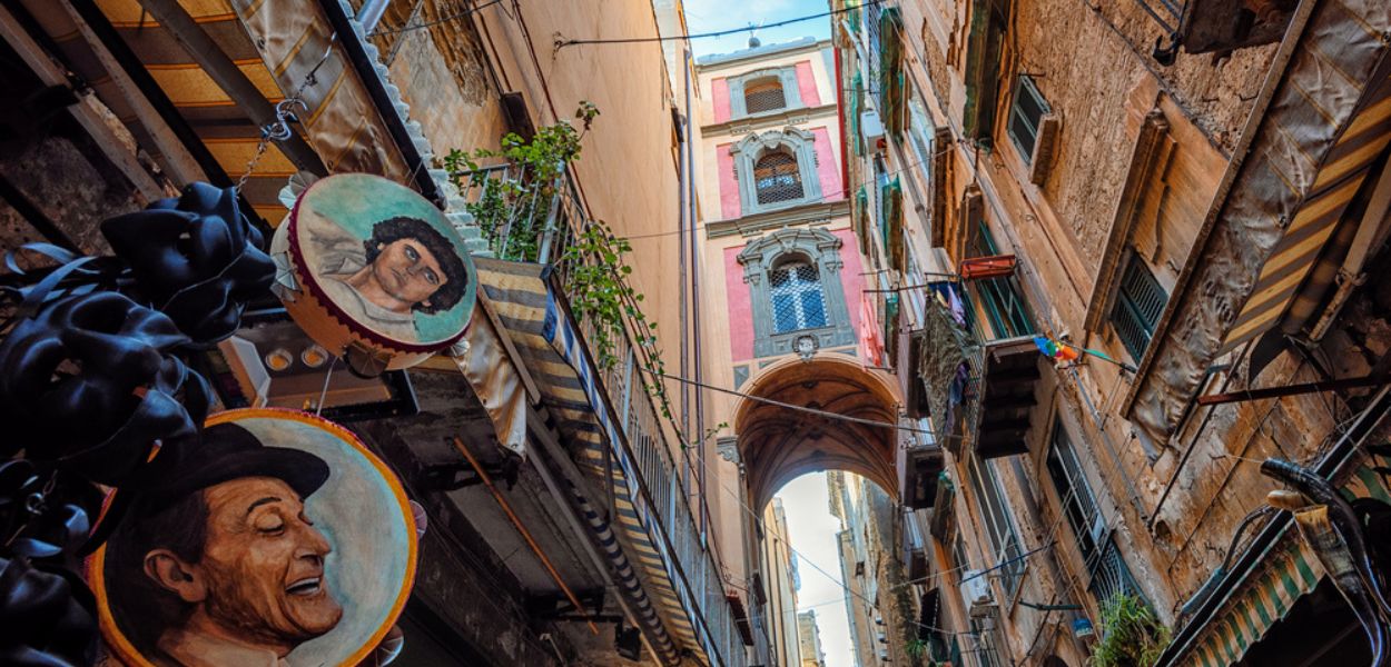 Via San Gregorio Armeno e il campanile che unisce le due ali del monastero benedettino