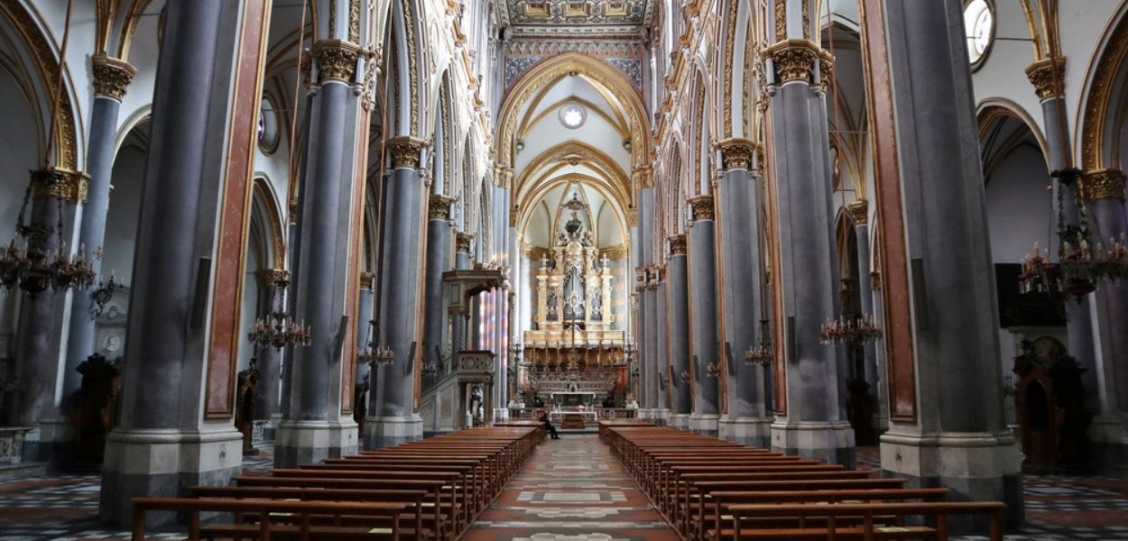 La Chiesa di San Domenico Maggiore, in stile gotico e barocco, insieme al vicino convento, è uno dei complessi religiosi più importanti di Napoli