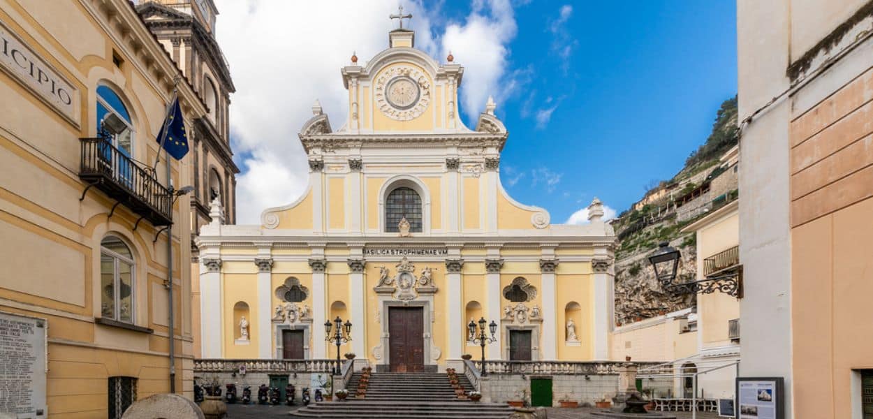 Una veduta esterna della Basilica di Santa Trofimena, nel centro storico di Minori, a poche decine di metri dal mare della Costiera Amalfitana