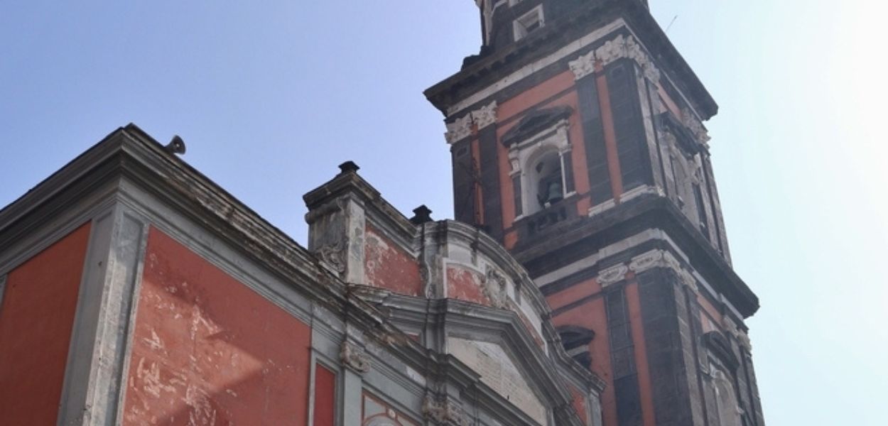 Il campanile di fra' Nuvolo accanto alla Basilica del Carmine Maggiore di Napoli