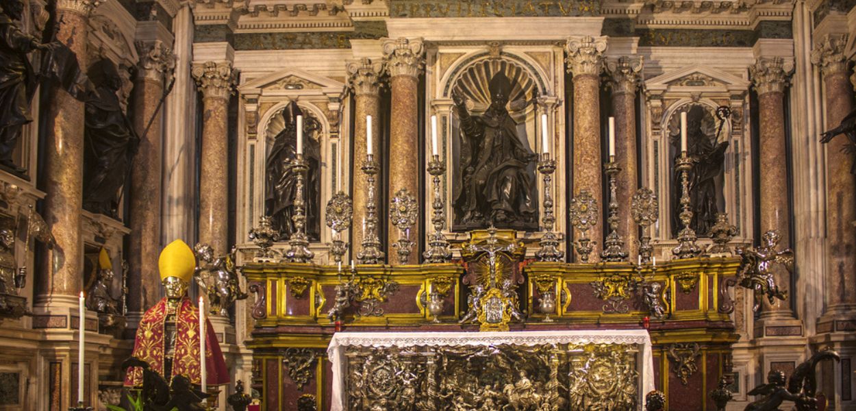 L'altare maggiore nella Reale Cappella del Tesoro di San Gennaro, nel Duomo di Napoli