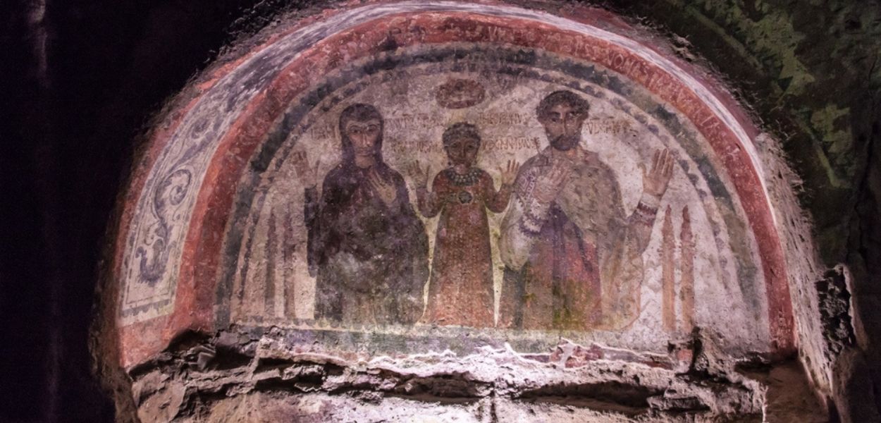 L'affresco nelle Catacombe di San Gennaro raffigurante la piccola Nonnosa, al centro, fra la madre Ilaritas e il padre Theotecnus