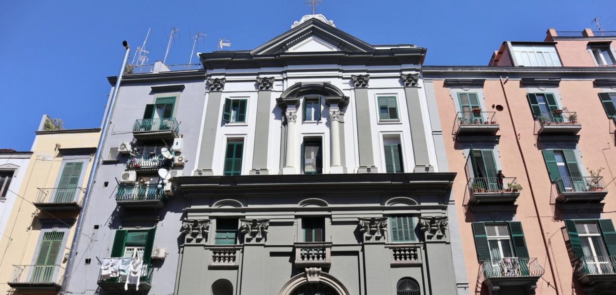 La facciata barocca della Chiesa di San Vincenzo 'O Munacone, su Piazza Sanità, nell'omonimo rione di Napoli