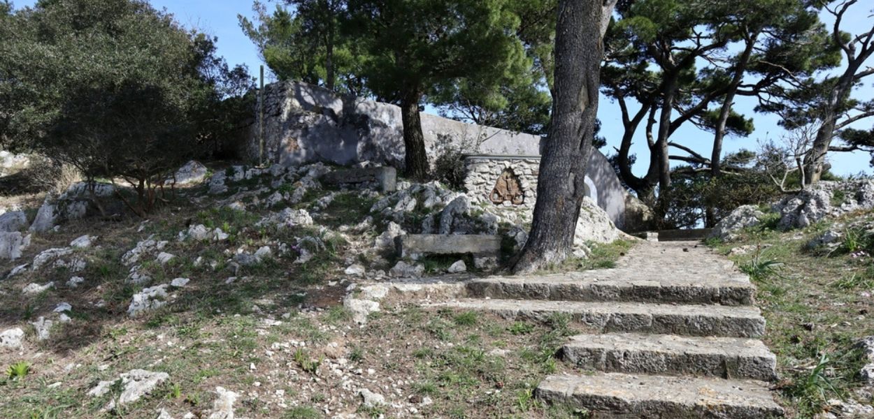 La salita all'Eremo di Santa Maria di Cetrella, sull'isola di Capri