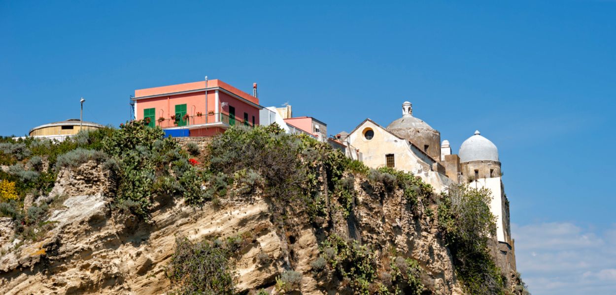 L'Abbazia di San Michele Arcangelo sorge sul promontorio di Terra Murata, a un'altezza di oltre 90 metri, a picco sul mare di Procida