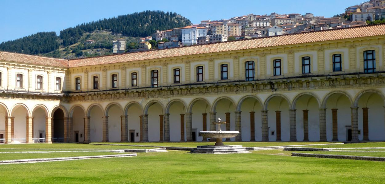 Il chiostro grande della Certosa di Padula: risalente al Trecento, fu la prima certosa realizzata in Campania