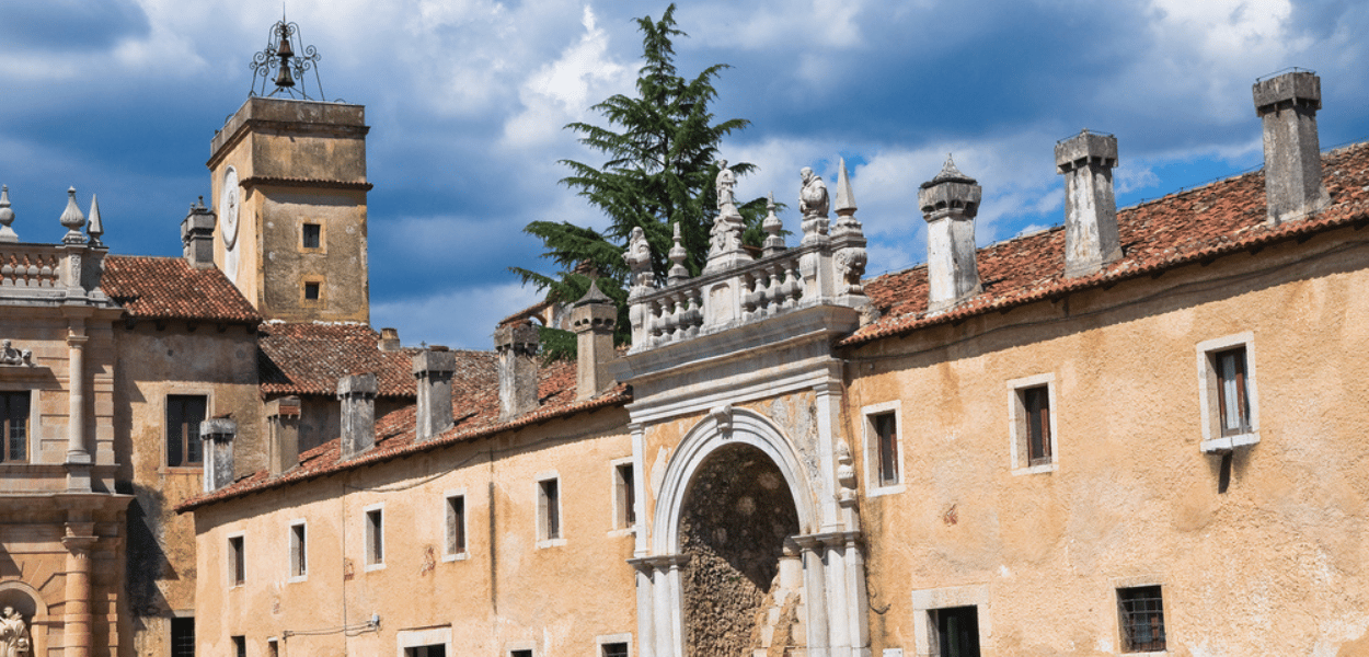 La Certosa di San Lorenzo a Padula, nel Vallo di Diano, in provincia di Salerno, fu la prima certosa realizzata in Campania