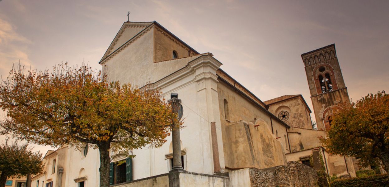 Una vista dell'esterno del Duomo di Ravello, risalente all'XI secolo e dedicato a Santa Maria Assunta