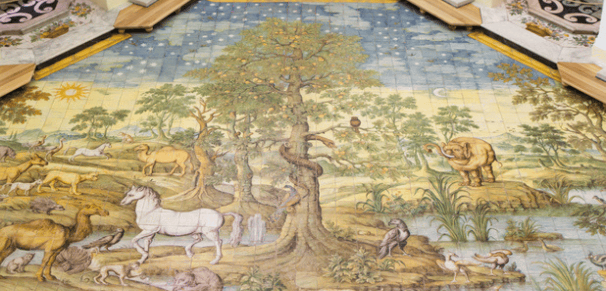 Il pavimento della Chiesa di San Michele Arcangelo ad Anacapri, realizzato con riggiole in maiolica, raffigura il Paradiso terrestre e il peccato originale di Adamo ed Eva