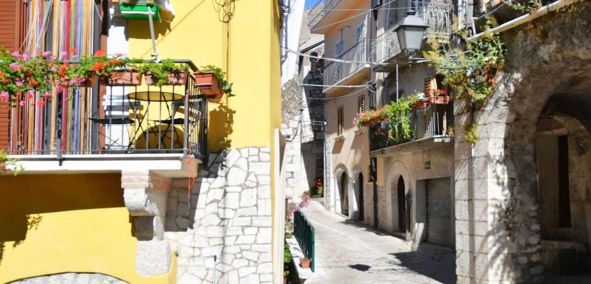 Un vicolo nel borgo di Pietrelcina, in provincia di Benevento, luogo natale di Padre Pio