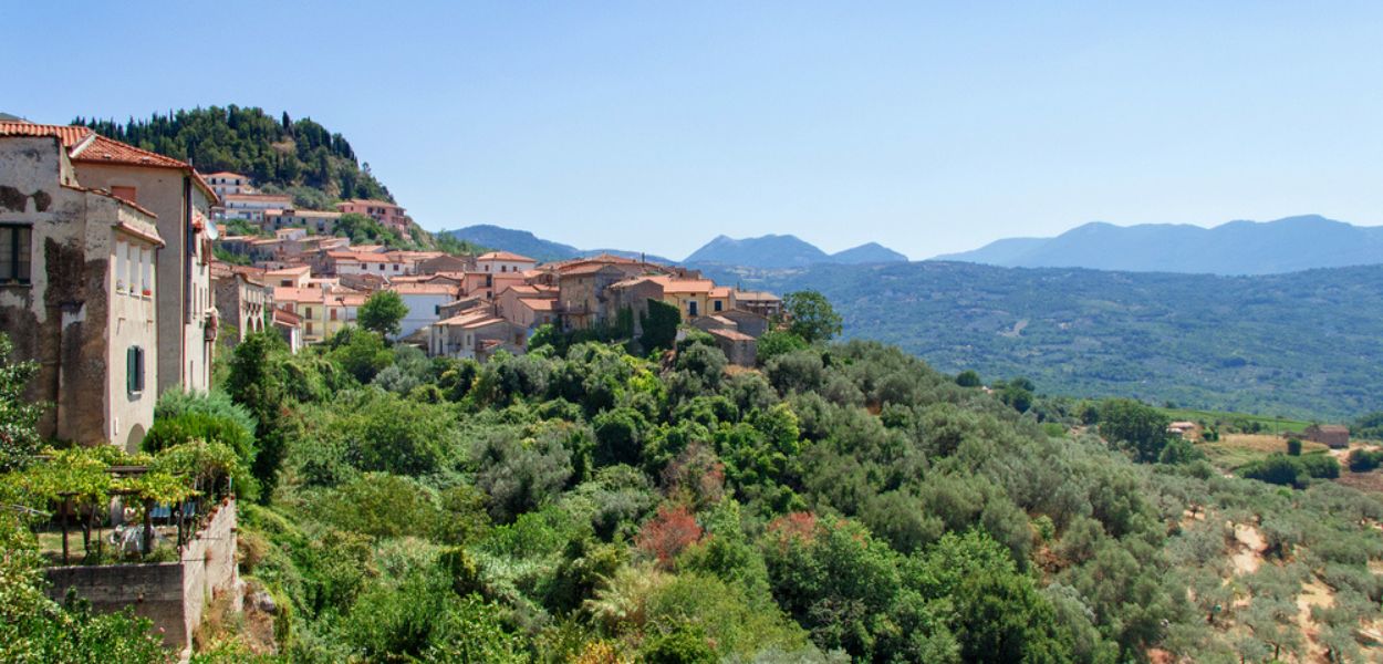 Una veduta del borgo di Sant'Angelo a Fasanella, nel Parco Nazionale del Cilento, Vallo di Diano e Alburni, in provincia di Salerno